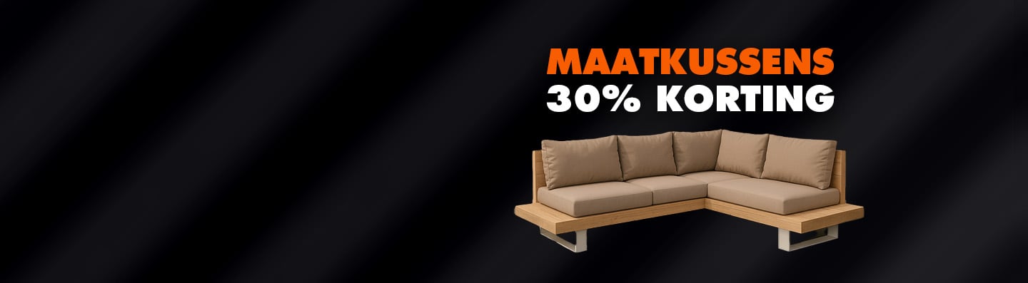  Een oranje sierkussens met een geruit patroon op een licht beige stoel