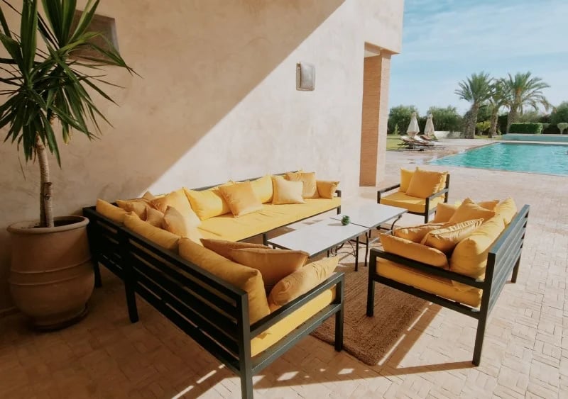 Cojines de juego de salón en amarillo en un conjunto de jardín negro moderno.