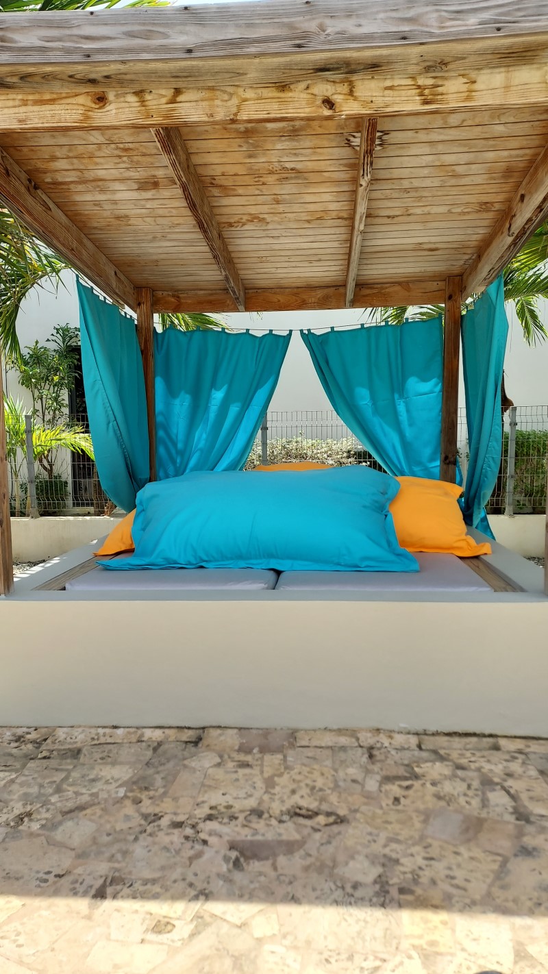 Un transat de luxe avec différents coussins de transat sur mesure.