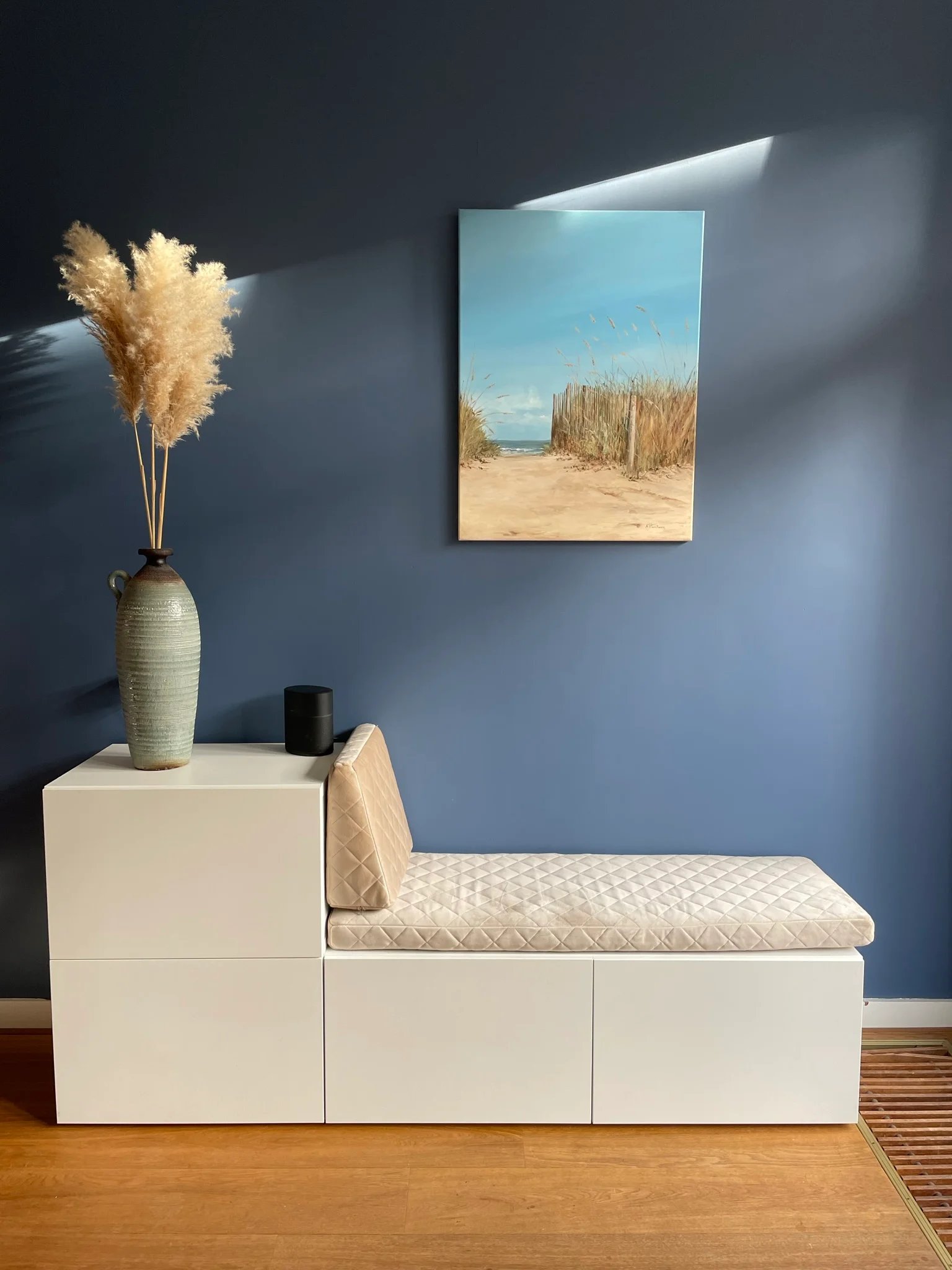 Une armoire avec un coussin sur mesure pour créer un nouveau coin salon.