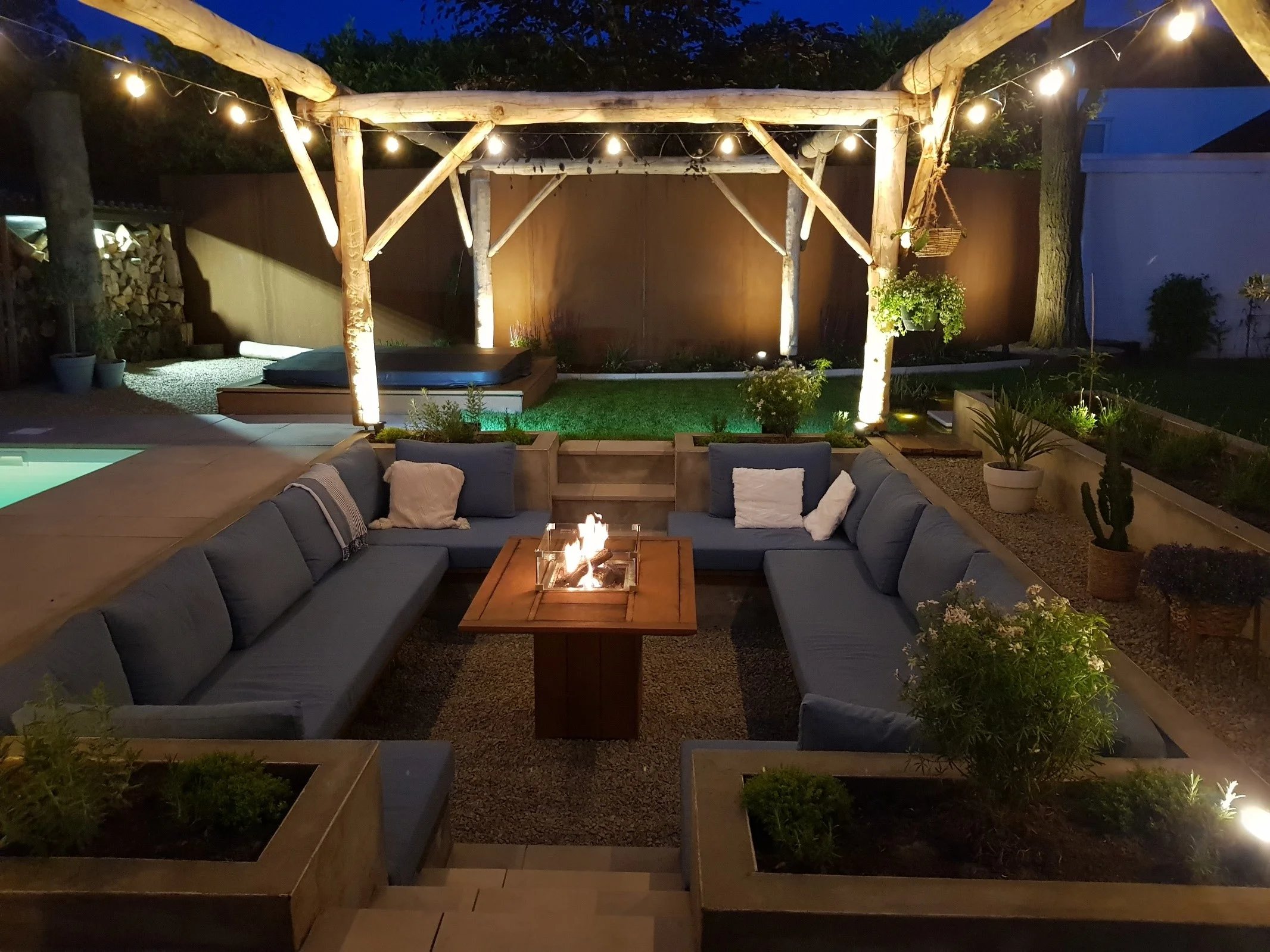 Una zitkuil con cojines de salón a medida en color azul.