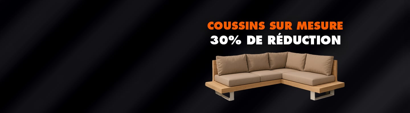  Un coussin décoratif orange avec un motif à carreaux sur une chaise beige clair.