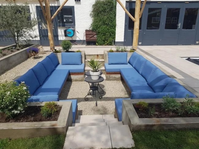 Un coin salon avec des coussins d'assise et de dossier bleus sur mesure.