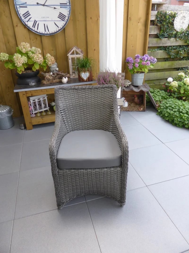  Una silla exterior con confort adicional gracias a un cojín para silla a medida en el asiento.