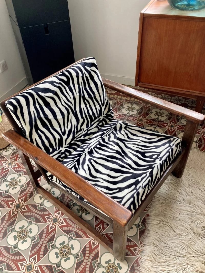 Una silla interior de madera con mayor comodidad gracias a un cojín suave para silla.