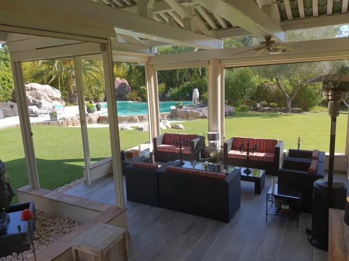 Una terraza interior con cojines a rayas a medida en los que puedes hundirte cómodamente.