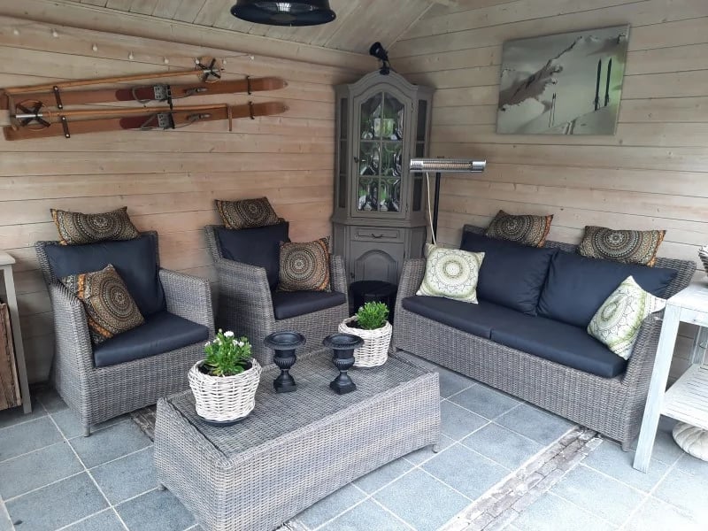 Una terraza cubierta con cojines para terraza a medida en negro para una experiencia de terraza definitiva.