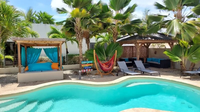 En luksuriøs copacabana med lyseblå liggestolepuder.