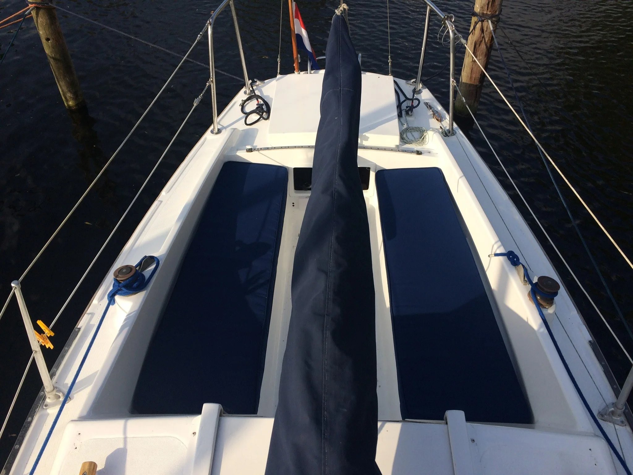 Un voilier avec des coussins sur mesure en bleu marine pour un confort supplémentaire.