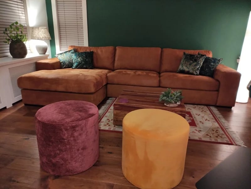 Deux poefs pour l'intérieur en rouge et jaune dans un salon.