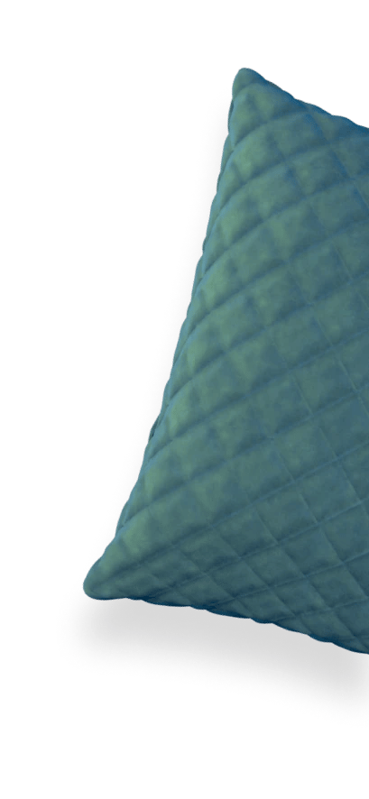 Un coin d'un coussin décoratif bleu avec un motif à carreaux.