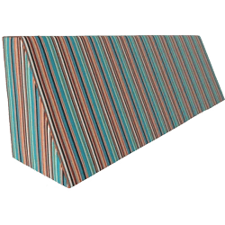 Un coussin de dossier incliné à rayures. (tendu)