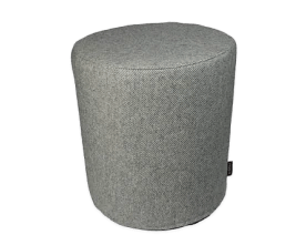 Un pouf gris.