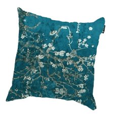 Coussin décoratif bleu avec des fleurs blanches comme motif.